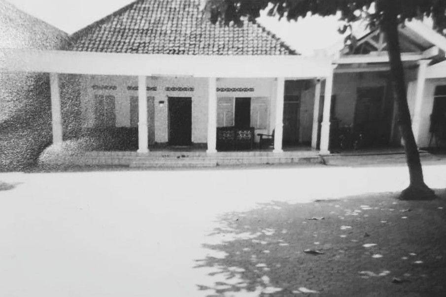 Rumah tempat Solichah dilahirkan dan dibesarkan (Buku "Ibu Indonesia dalam Kenangan"/Nurinwa Ki S. Hendrowinoto, dkk., 2004)
