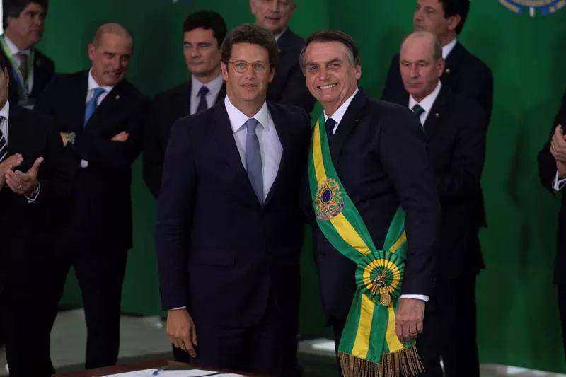 Ricardo Salles selaku Menteri Lingkungan Hidup Brazil (kiri) bersama dengan Jair Bolsonaro selaku Presiden Brazil (kanan). Sumber: Joédson Alves untuk EFE.