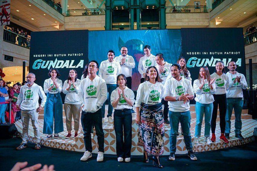 Joko Anwar bersama dengan pemain film "Gundala" (Instagram.com/jokoanwar)