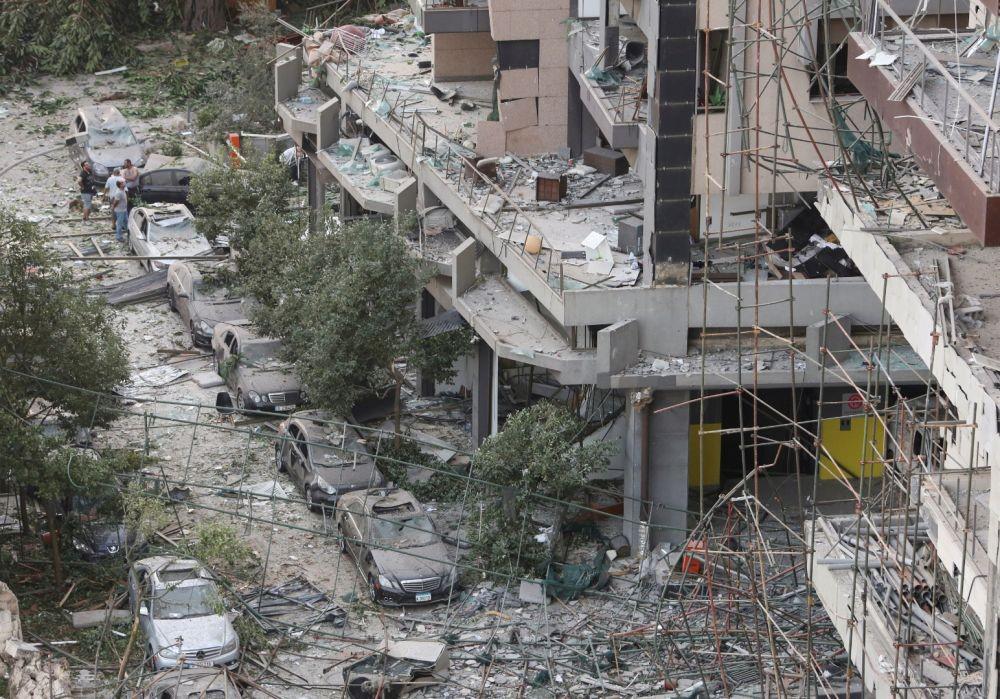 Warga memeriksa kerusakan di dekat lokasi ledakan pada hari Selasa di area pelabuhan Beirut, Libanon, Rabu (5/8/2020) (ANTARA FOTO/REUTERS/Aziz Taher)