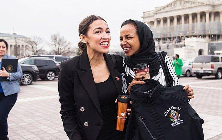 Anggota DPR Amerika Serikat Alexandria Ocasio-Cortez dan Ilhan Omar saat kampanye. instagram.com/AOC