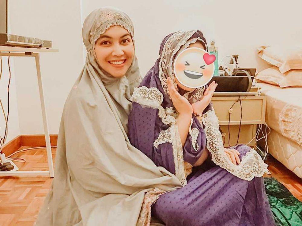 10 Potret Kesetiaan Denada Menemani Sang Putri, Bikin Salut!