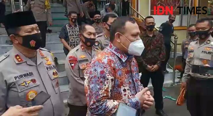 Ketua Komisi Pemberantasan Korupsi, Firli Bahuri memberikan pernyataan kepada awak media saat melakukan kunjungan ke Polda Lampung, Jumat (7/8/2020). (IDN Times/Martin L Tobing)