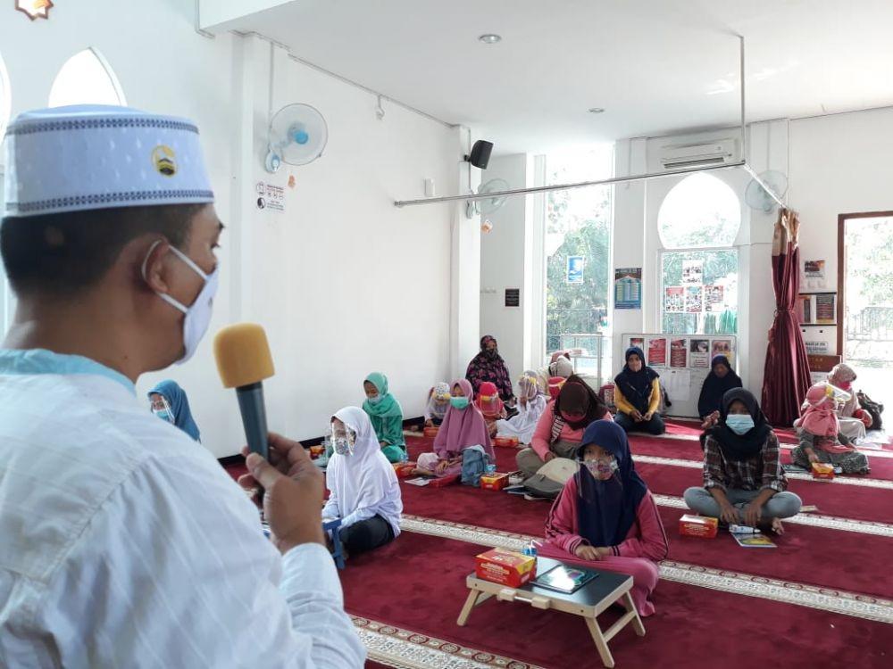 Seorang takmir Masjid An Nur Semarang saat memandu belajar online. Dok Takmir Masjid An Nur Semarang