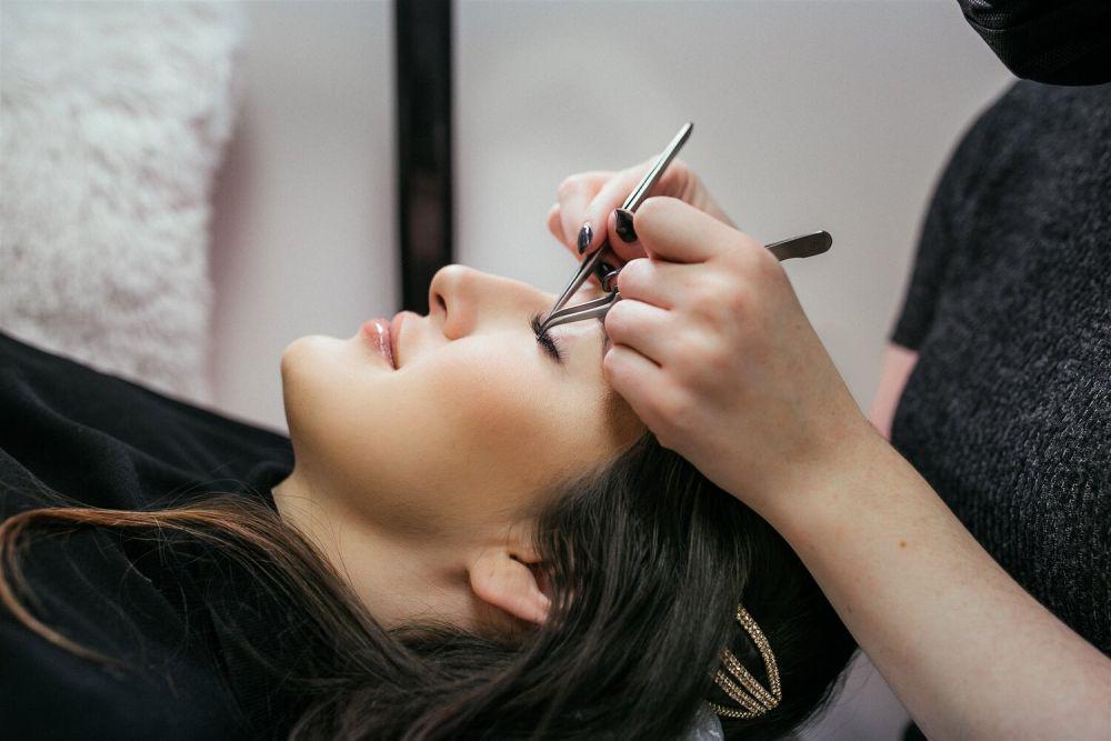 Ingin Bulu Mata Lentik dengan Eyelash Extension? Cek 10 Faktanya!