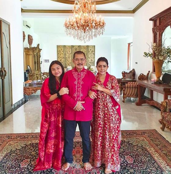 10 Potret Mewah Rumah Mayangsari & Bambang Trihatmodjo, Bergaya Klasik