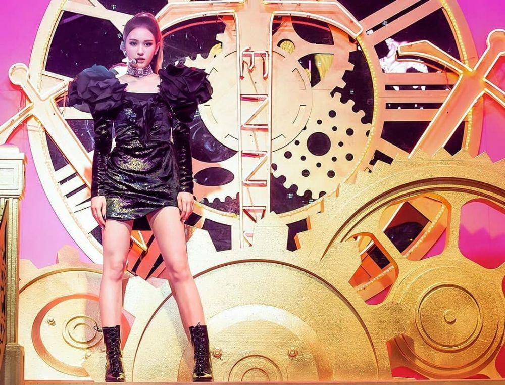 Mantap Bersolo Karier, Ini 10 Pesona Somi Saat Berada di Atas Panggung