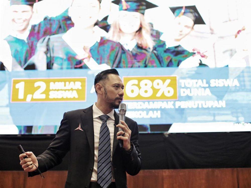 Ketum Partai Demokrat, AHY memaparkan beberapa materi saat berkunjung ke kantor Fraksi Partai Demokrat (FPD) di Senayan pada Kamis, 6 Agustus 2020 (Instagram.com/agusyudhoyono)