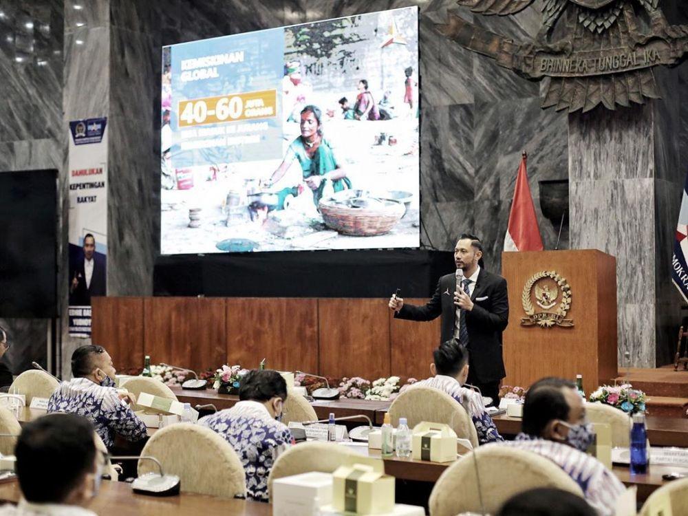 Ketum Partai Demokrat, AHY memaparkan beberapa materi saat berkunjung ke kantor Fraksi Partai Demokrat (FPD) di Senayan pada Kamis, 6 Agustus 2020 (Instagram.com/agusyudhoyono)