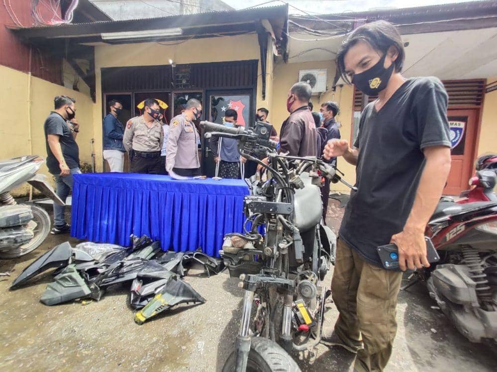 Barang bukti yang digondol tersangak serta motor yang digunakan saat jambret di kawasan Samarinda Kota (Dok.IDN Times/Istimewa)