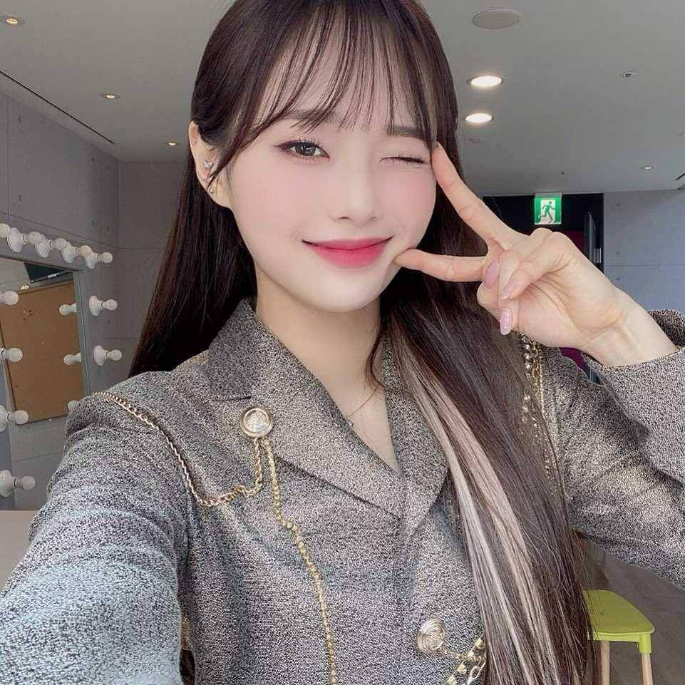 Chuu (instagram.com/loonatheworld)