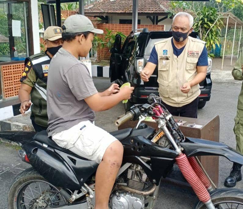 Satpol PP Sleman saat melakukan operasi masker di kawasan Kaliurang. Dok: Satpol PP Sleman