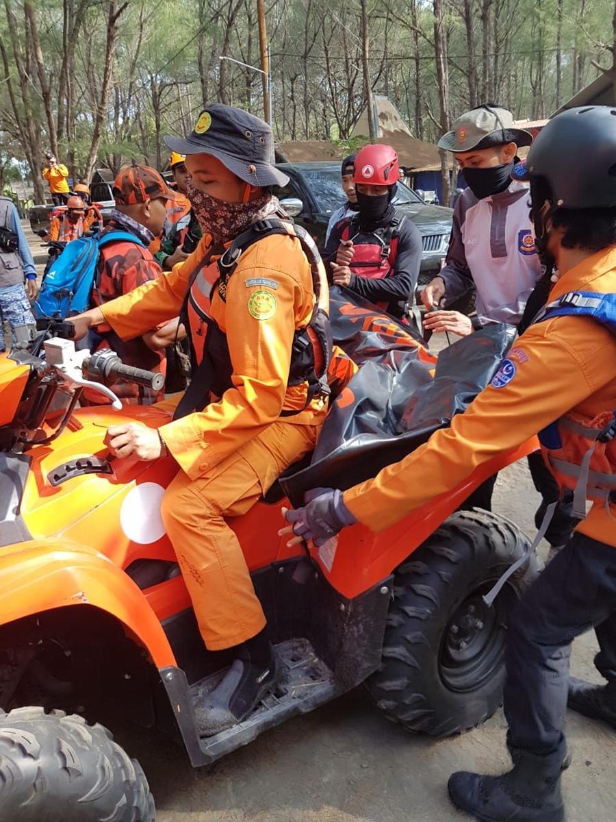 Evakuasi jenazah wisatawan yang tenggelam dan hilang di Pantai Gua Cemara. IDN Times/Humas Kantor Basarnas Yogyakarta
