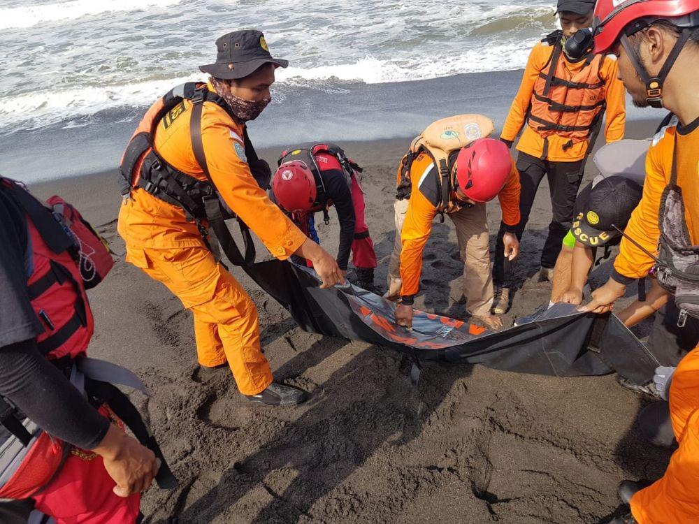 Evakuasi jenazah wisatawan yang tenggelam dan hilang di Pantai Gua Cemara. IDN Times/Humas Kantor Basarnas Yogyakarta