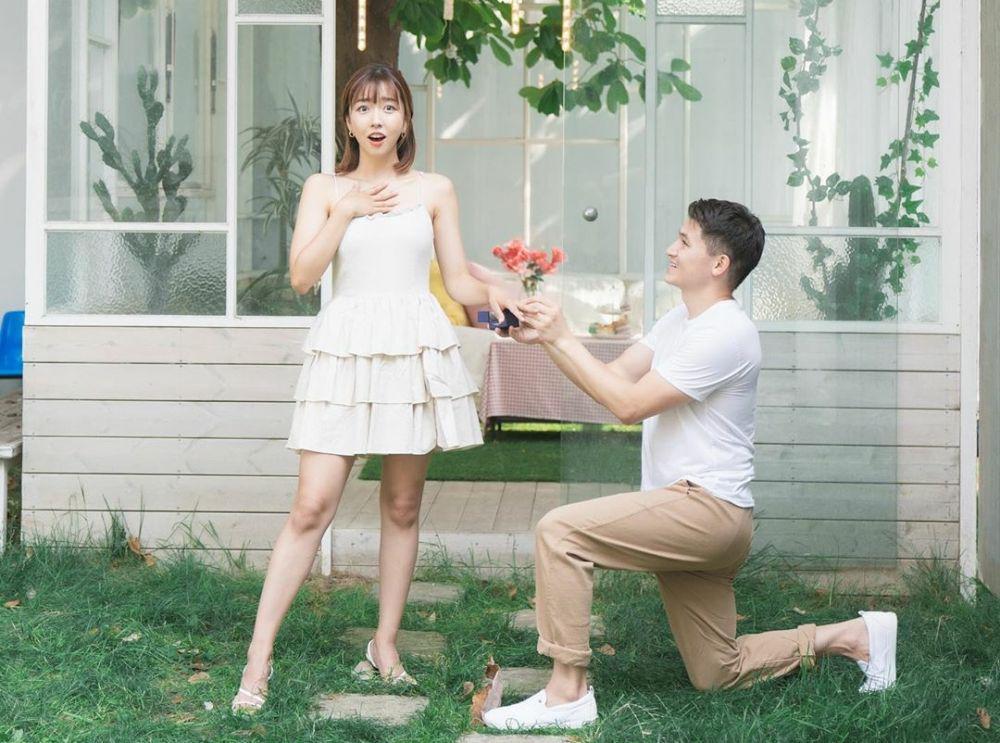 Resmi Dilamar, 10 Potret Sunny Dahye dan Chris Okano Segera Menikah