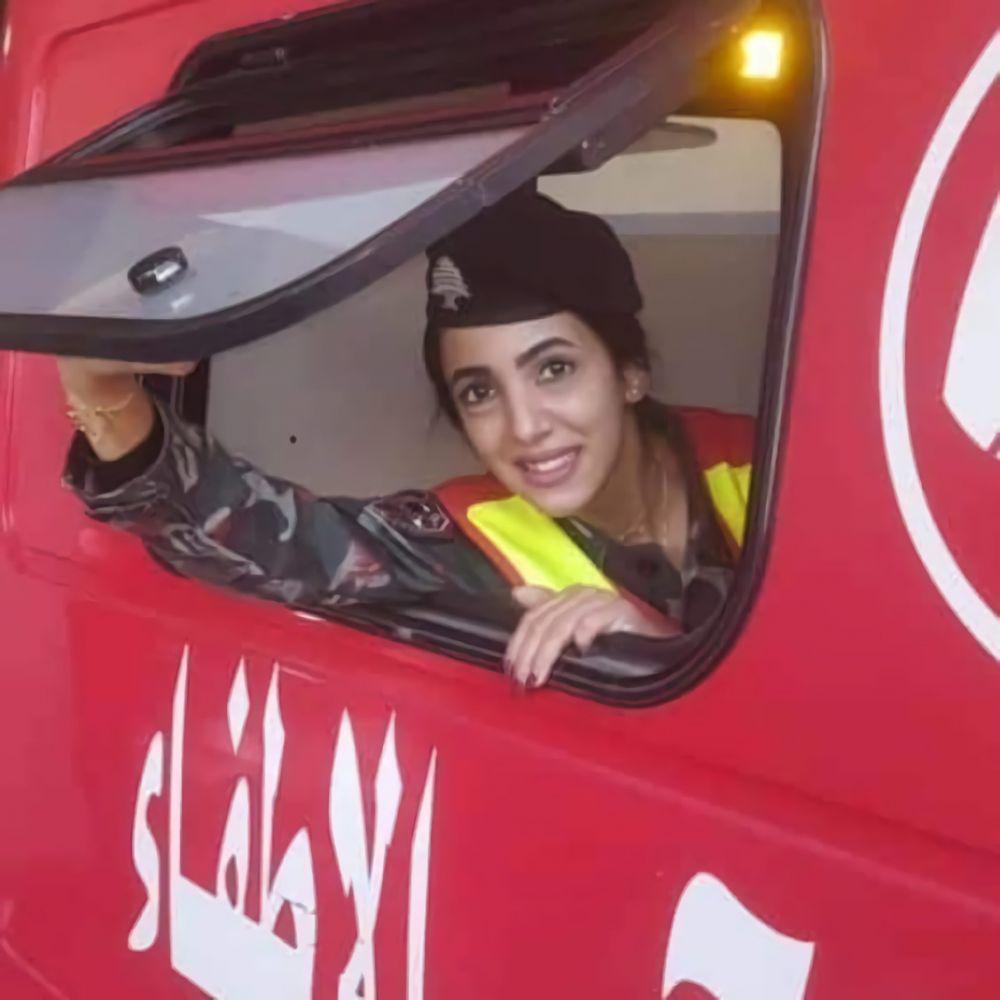 Foto Sahar Fares, paramedis yang tergabung dalam tim pemadam kebakaran yang ditugaskan memadamkan api di lokasi ledakan Beirut. Twitter.com/995Khaled