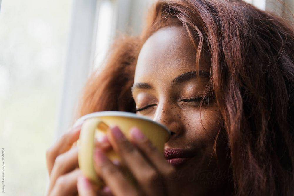 Ilustrasi perempuan minum kopi (stocksy.com)
