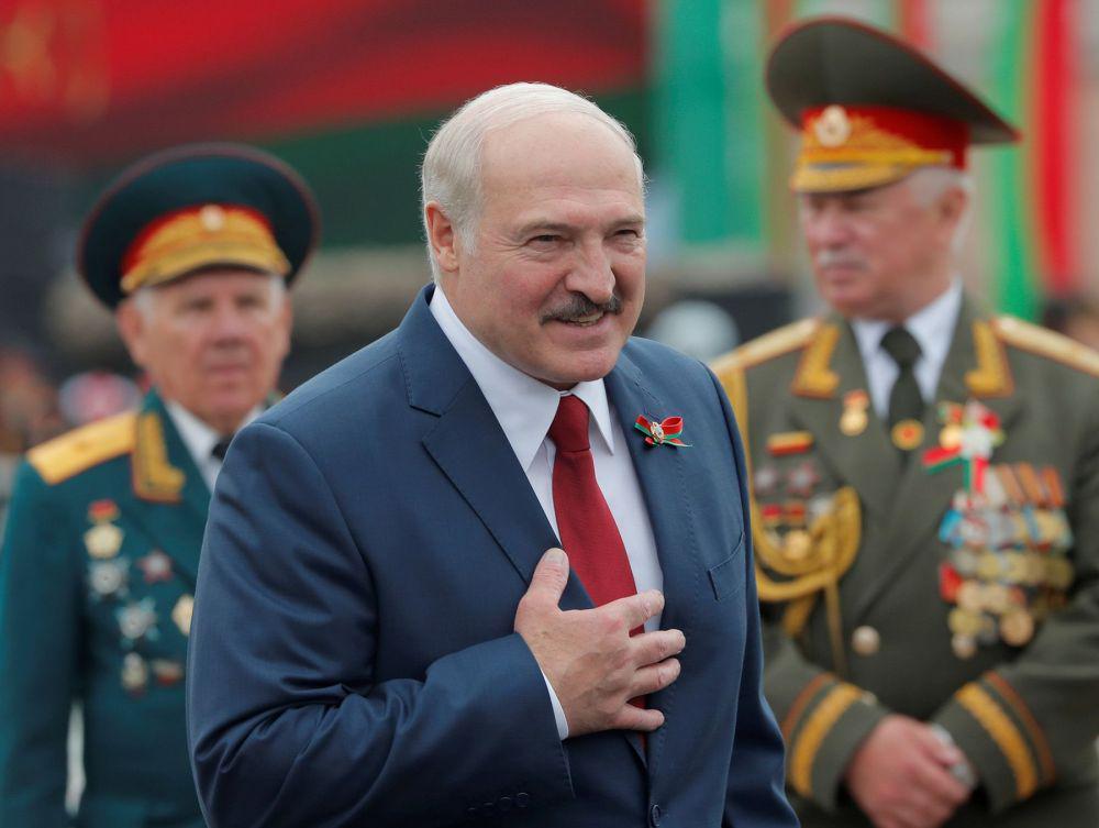 Presiden Belarus, Alexander Lukashenko, menghadiri parade militer Hari Kemenangan di Rusia, pada 24 Juni 2020. twitter.com/CFTNI