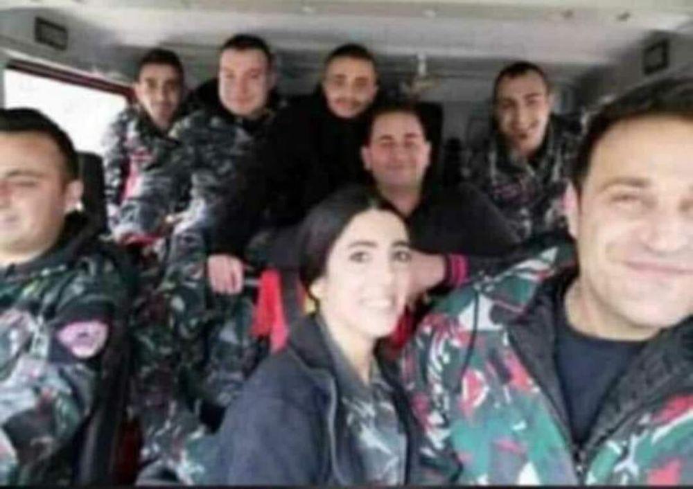 Foto terakhir Sahar Fares dengan rekan-rekan pemadam kebakaran yang diambil sebelum kejadian insiden Beirut. Twitter.com/naderNakib