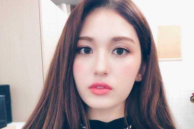 9 Potret Jeon Somi Memakai Kostum ala Seragam Sekolah, Gemas Banget!