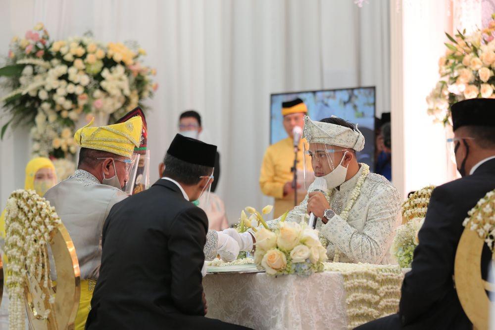 Gubernur Sumut Edy Rahmayadi menikahkan anaknya Siti Andira Rahmayana dengan Arifuddin Maulana Basri di tengah pandemik COVID-19, Mingu (9/8/2020). (Dok Istimewa)