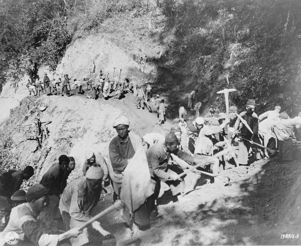 Para pekerja paksa (romusha) sedang menyelesaikan proyek pembangunan jalan di Burma (Myanmar) pada tahun 1944. (Wikimedia Commons/United States Library of Congress)
