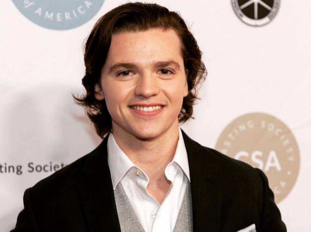 instagram.com/joel_courtney/