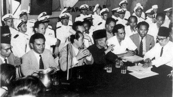 Dr. Leimena (depan, ketiga dari kanan) sebagai delegasi Perjanjian Renville. (insideindonesia.org)