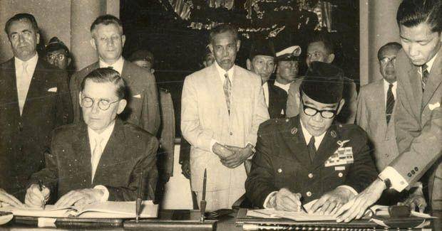 Leimena (berdiri, tengah) menyaksikan penandatanganan dokumen kerjasama Indonesia-Polandia oleh Presiden Sukarno dengan Presiden Alexander Zawadski tanggal 11/10/1961 (leimena.org)