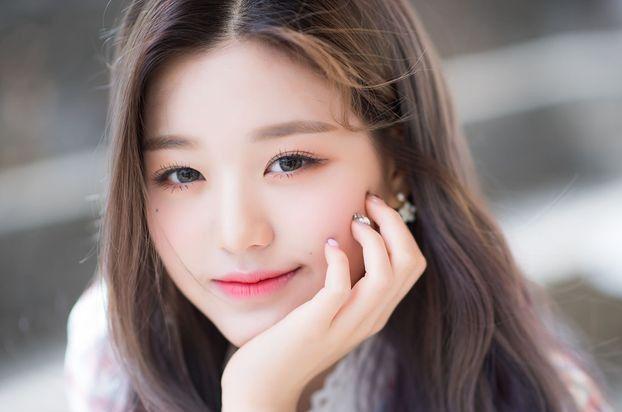 10 Potret Kaki Jenjang Wonyoung IZ*ONE, Bikin Fans Kagum