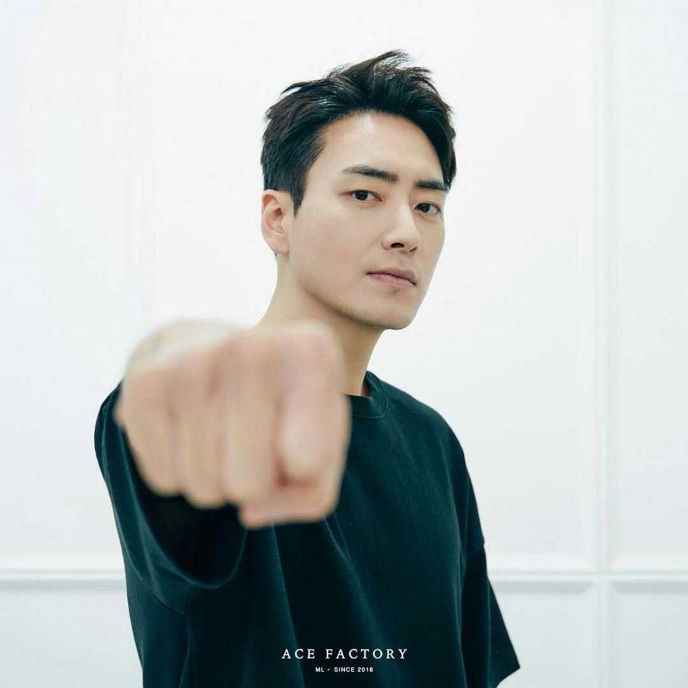 10 Potret Terbaru Lee Joon Hyuk yang Segera Comeback di KDrama Barunya