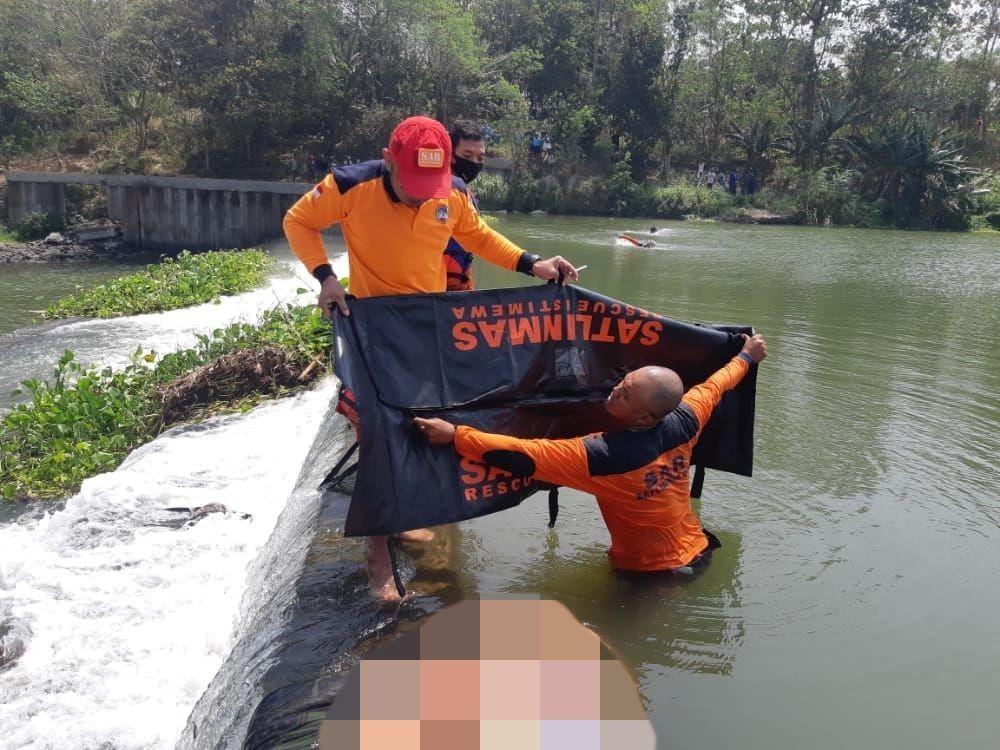 Evakuasi jenazah yang ditemukan mengapung di Sungai Opak, Kretek, Bantul. IDN Times/Istimewa