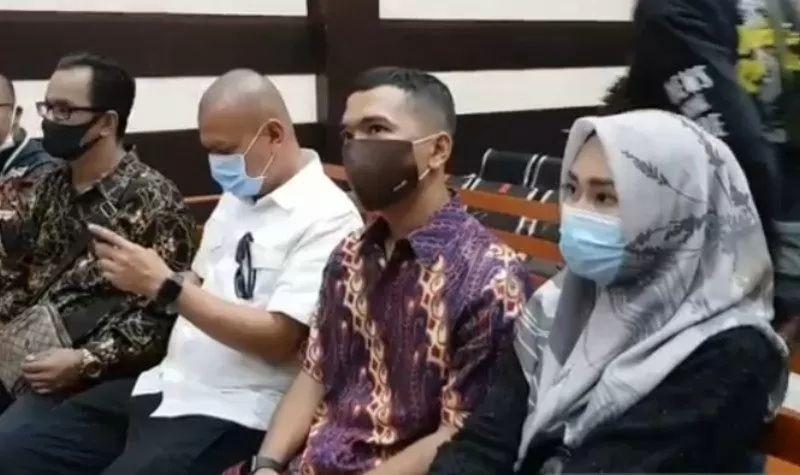 Pengusaha PS Store, Putra Siregar (kedua dari kanan), menghadiri sidang perdana pembacaan dakwaan atas perkara dugaan jual beli barang selundupan di Pengadilan Negeri Jakarta Timur, Senin (10/8/2020). (ANTARA/Andi Firdaus).