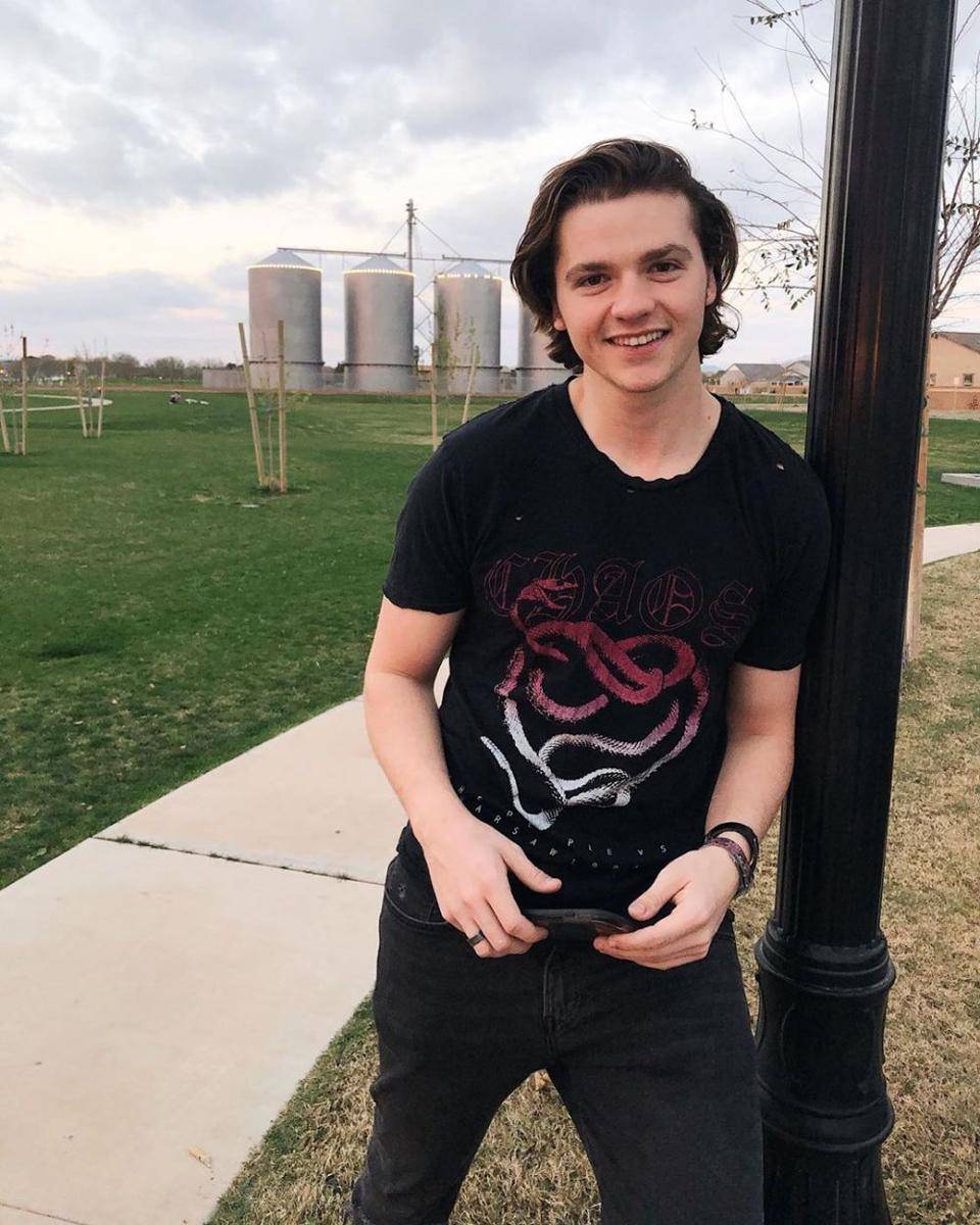 instagram.com/joel_courtney/