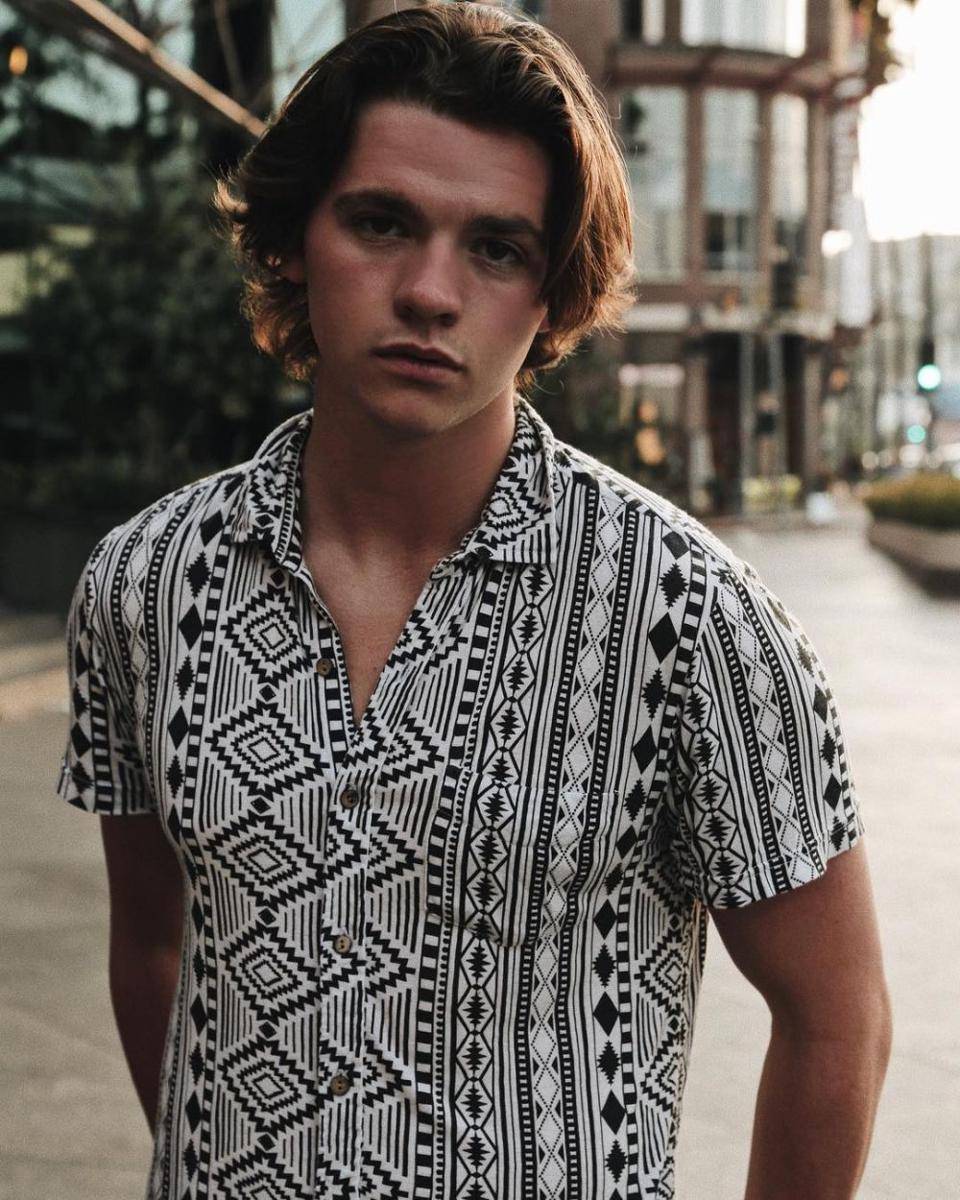 instagram.com/joel_courtney/