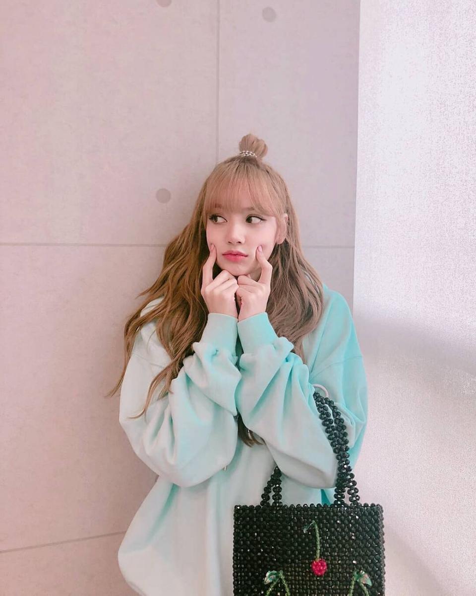 9 Potret Gemas Lisa BLACKPINK Berambut Cepol, Dijuluki Barbie Hidup!