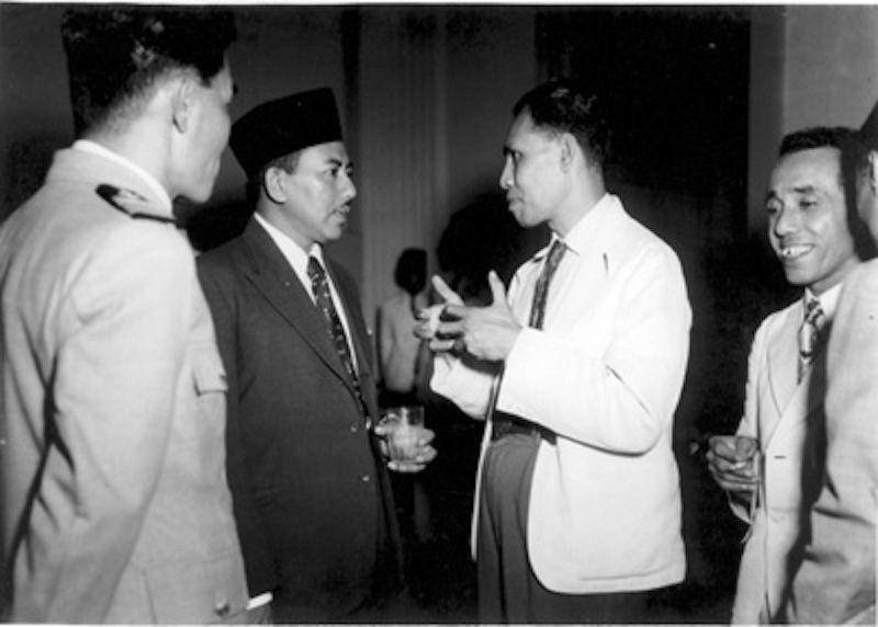 Dr. J Leimena (ketiga dari kiri). (deklarasi-sancang.org)