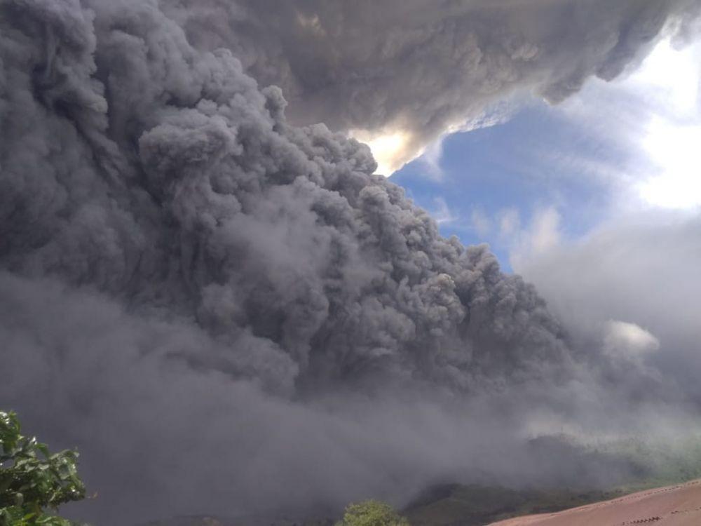 [BREAKING] Sinabung Erupsi Semburkan Tinggi Kolom Abu 4.000 Meter