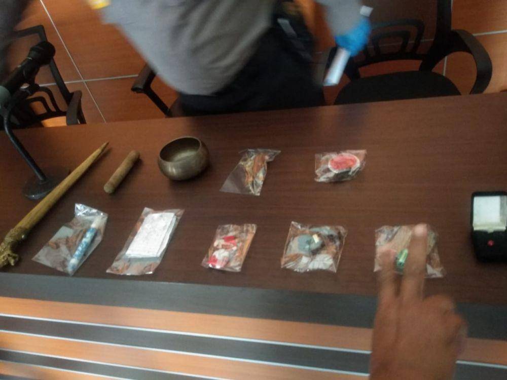 Barang bukti yang digunakan dukun cabul asal Buleleng (Dok.IDN Times/Humas Polres Buleleng)