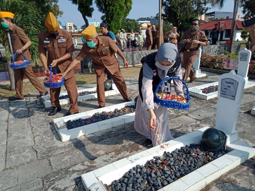 Peringatan Hari Veteran Nasional 2020 di Provinsi Lampung berlangsung khidmat di Taman Makam Pahlawan Tanjungkarang, Senin (10/8/2020). (IDN Times/Istimewa)