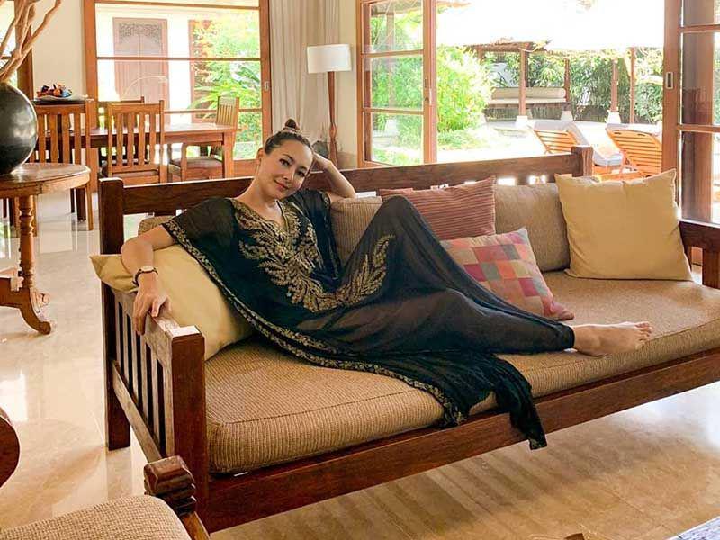 Jadi Ibu Tiri Judes di Sinetron, Ini 10 Potret Memesona Dewi Rezer