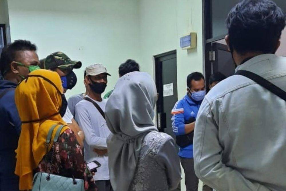 Keluarga dari Hendri Alfred Bakarie yang meninggal tanpa keterangan yang jelas (Twitter.com/apasihkopat)