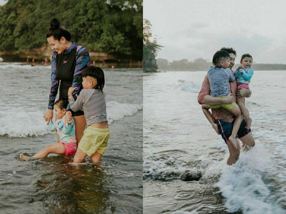 9 Potret Manis Liburan Seru Keluarga Ryan Delon dan Sharena di Pantai