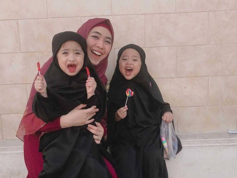 9 Kekompakan Artis Saat Memakai Hijab dengan Putri Kecil Mereka