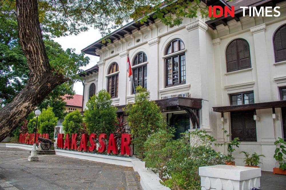 Pemandangan bagian luar gedung Museum Kota Makassar, Sulawesi Selatan, yang pernah menjadi gedung balai kota pada masa Hindia-Belanda. (IDN Times/Achmad Hidayat Alsair)