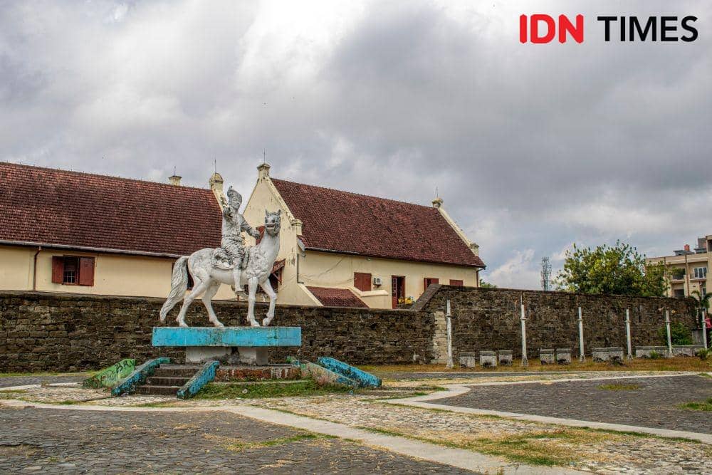Pemandangan bagian luar Benteng Fort Rotterdam di Kota Makassar, Sulawesi Selatan, yang pernah digunakan sebagai basis militer penting oleh Kerajaan Gowa-Tallo, VOC dan pemerintah kolonial Hindia-Belanda. (IDN Times/Achmad Hidayat Alsair)