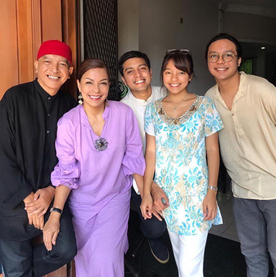 Family Goals! 10 Potret Keluarga Soraya Haque yang Selalu Harmonis