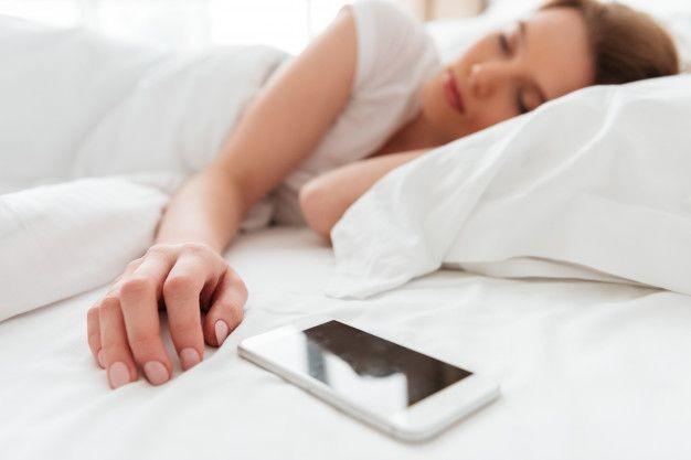 8 Bahaya Kesehatan Menggunakan Smartphone Terlalu Sering, Kurangi deh!