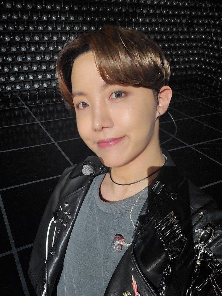 twitter.com/BTS_twt