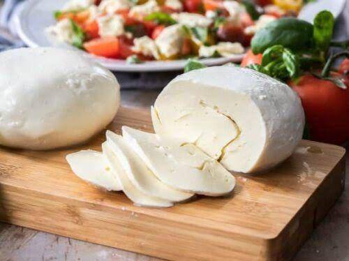 Keju mozzarella (myculturedpalate.com)